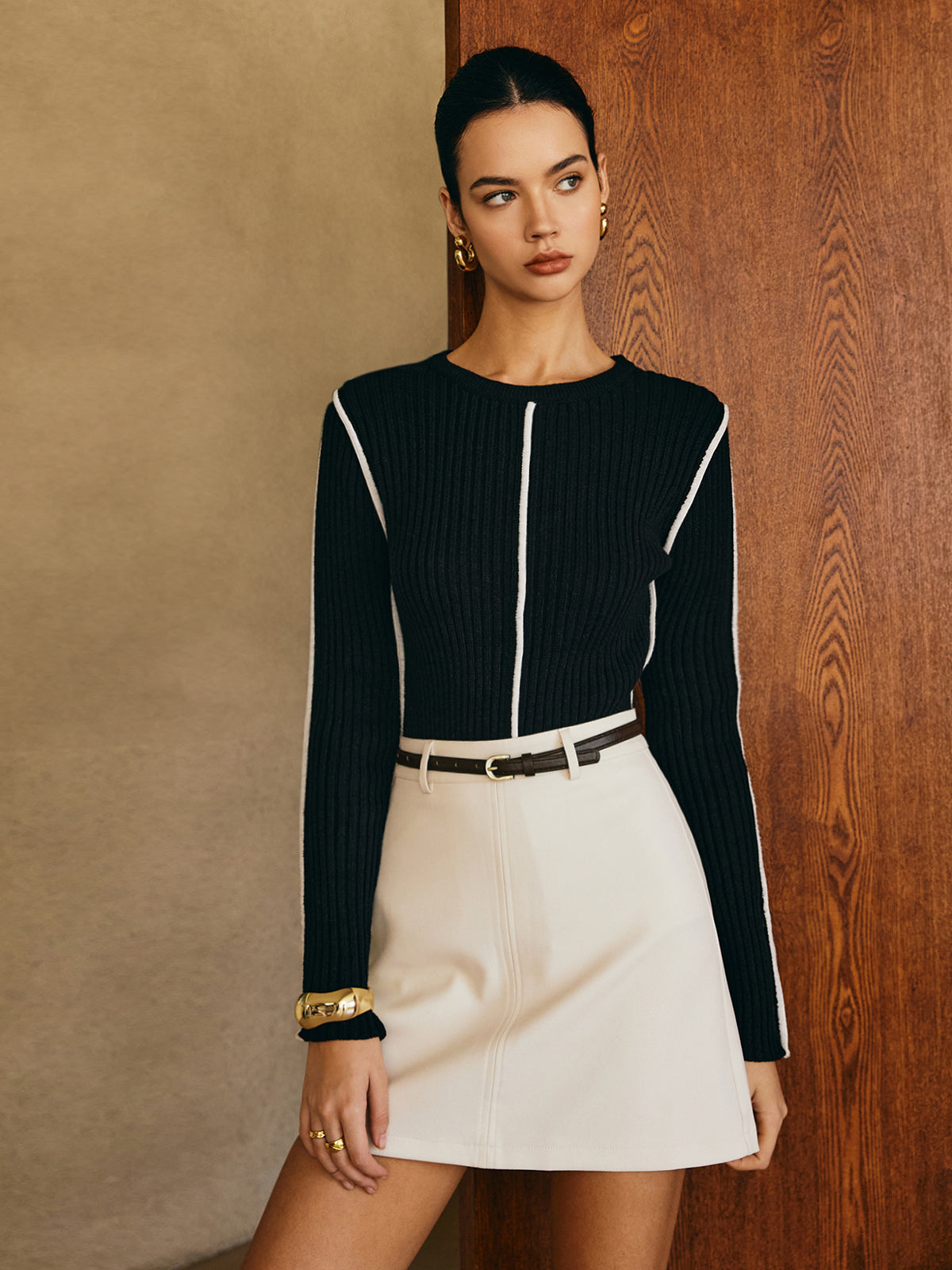 Schmal geschnittenes Stricktop mit Kontrastpaspelierung