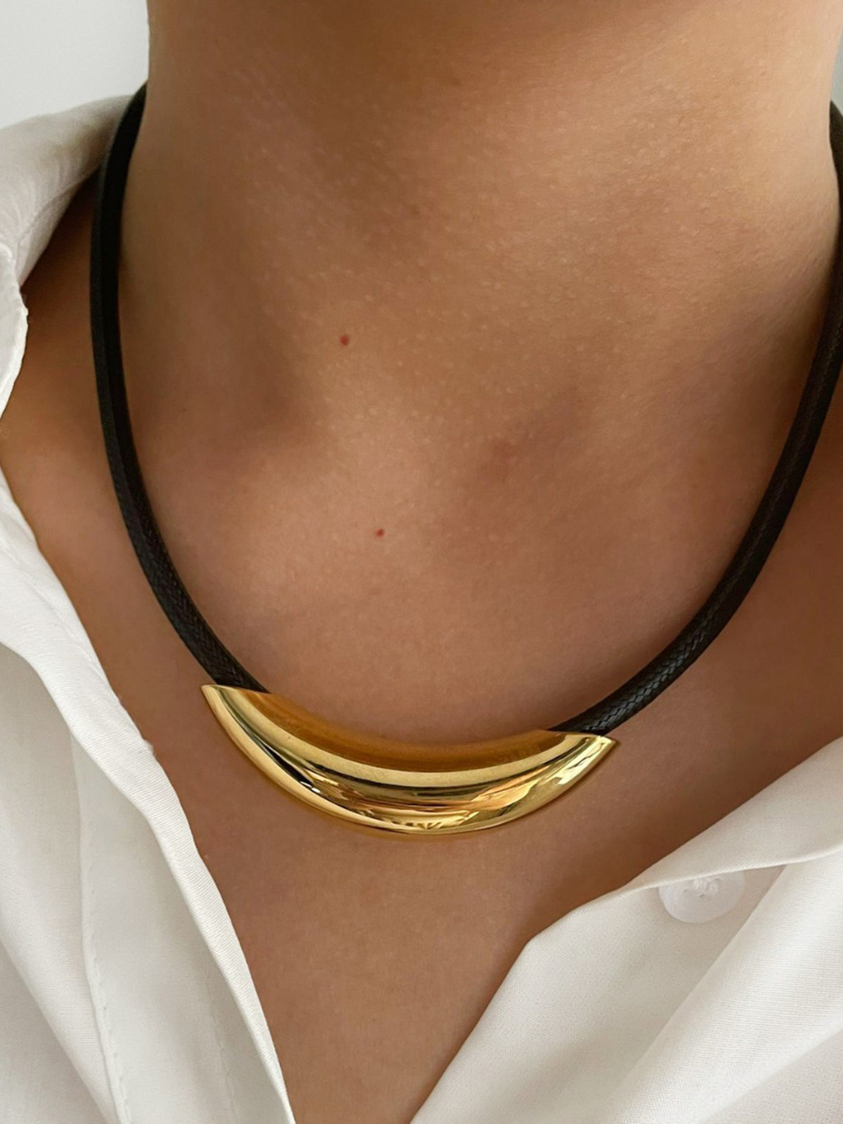 Collier ras du cou en corde tubulaire dorée