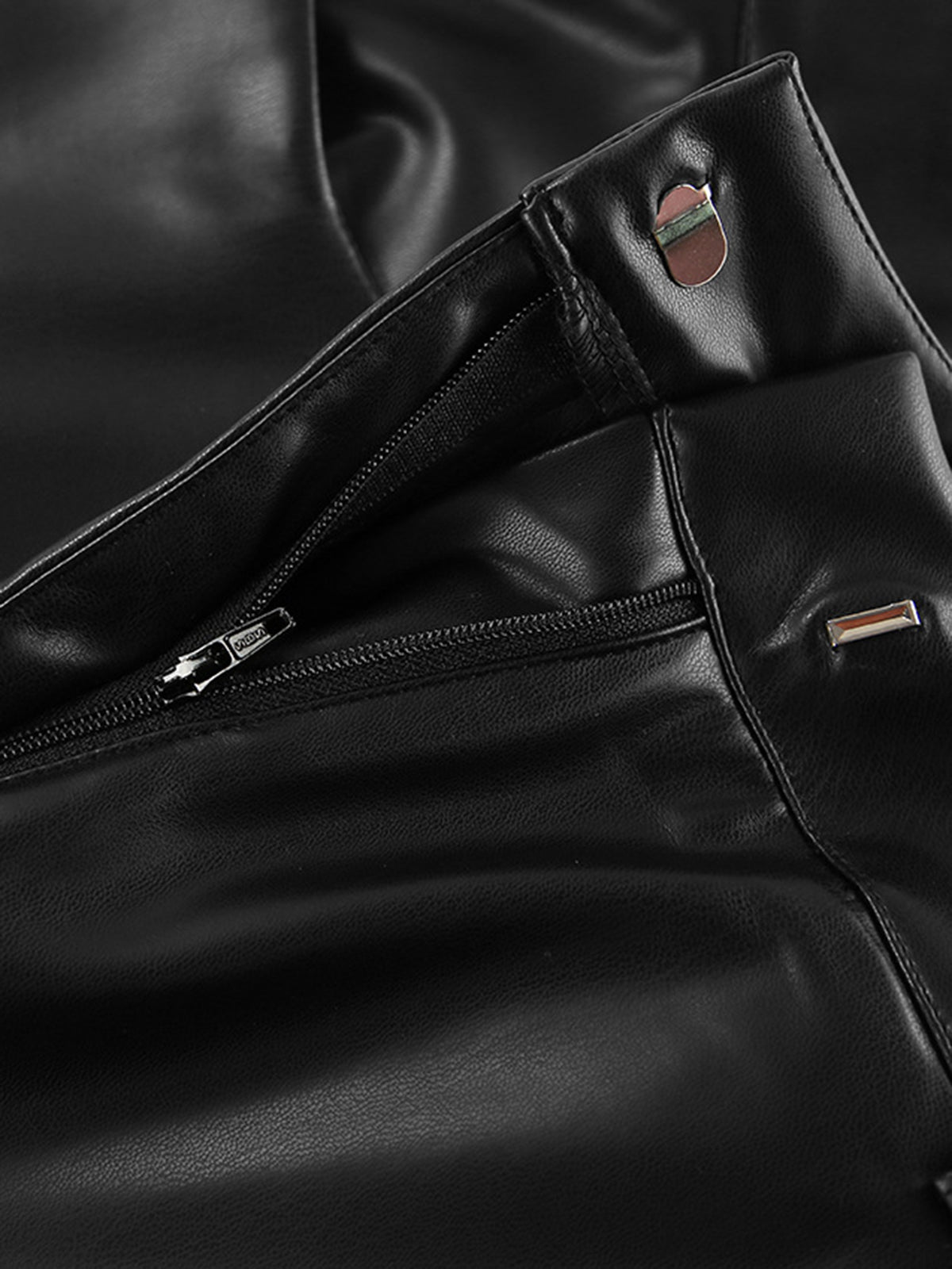 Vielseitige Kunstlederhose