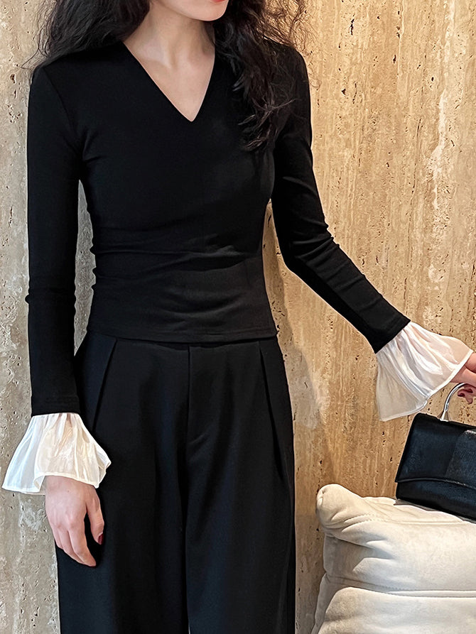 T-shirt à col en V et poignets à volants contrastés