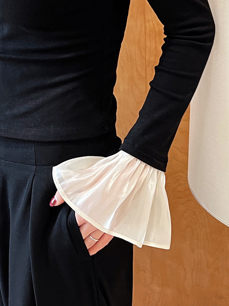 T-shirt à col en V et poignets à volants contrastés