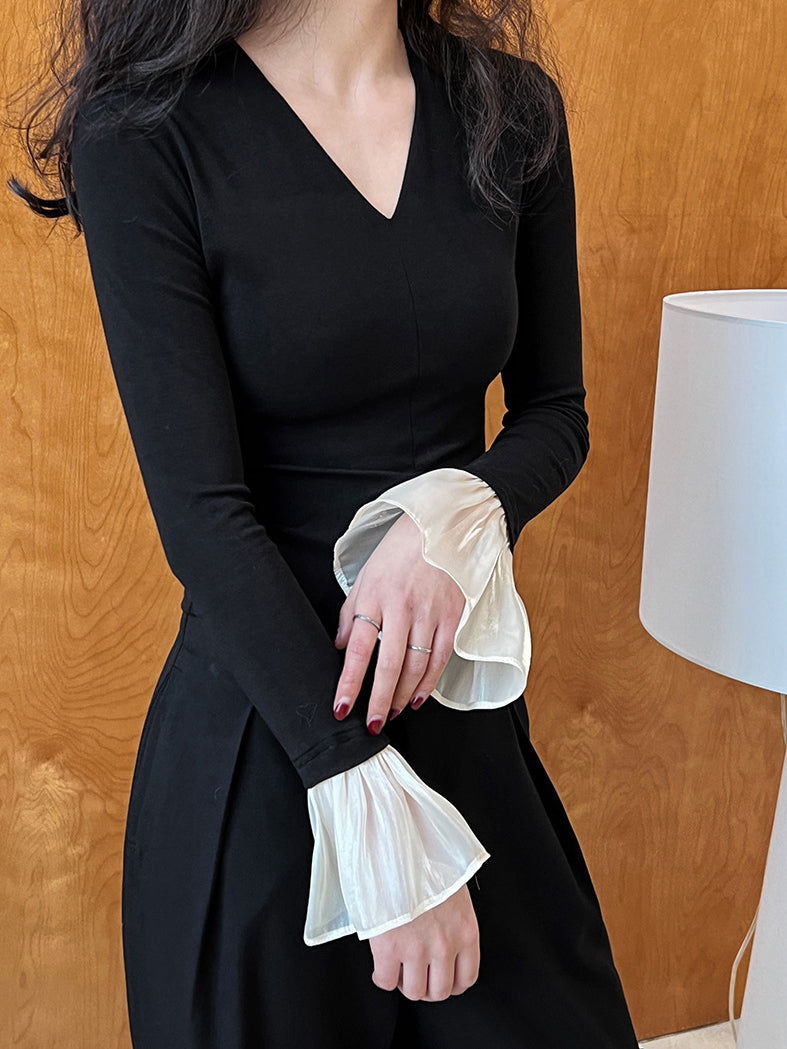 T-shirt à col en V et poignets à volants contrastés