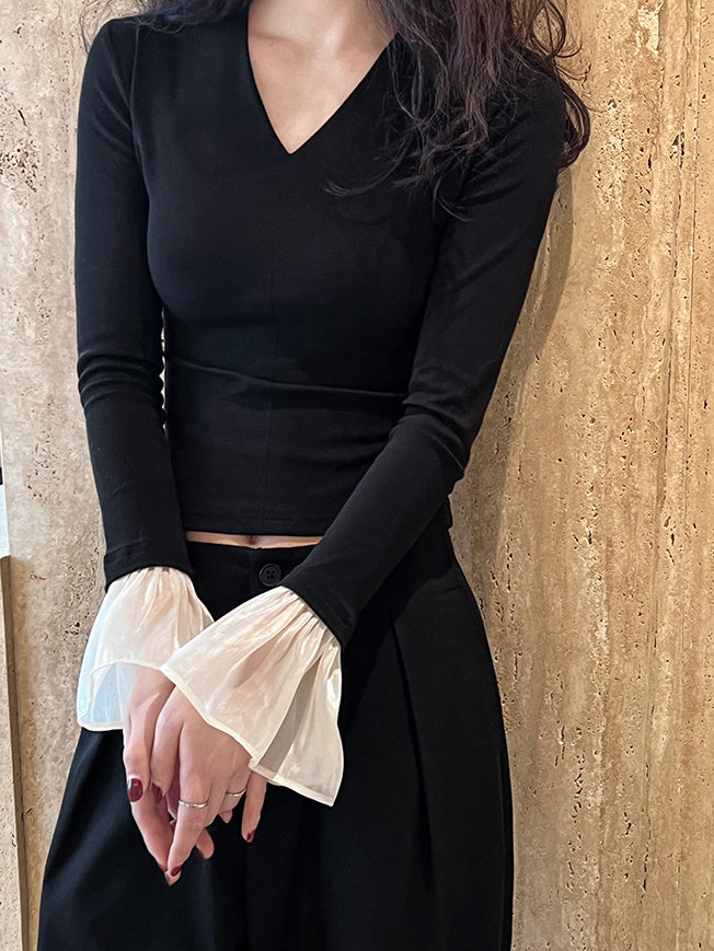 T-shirt à col en V et poignets à volants contrastés