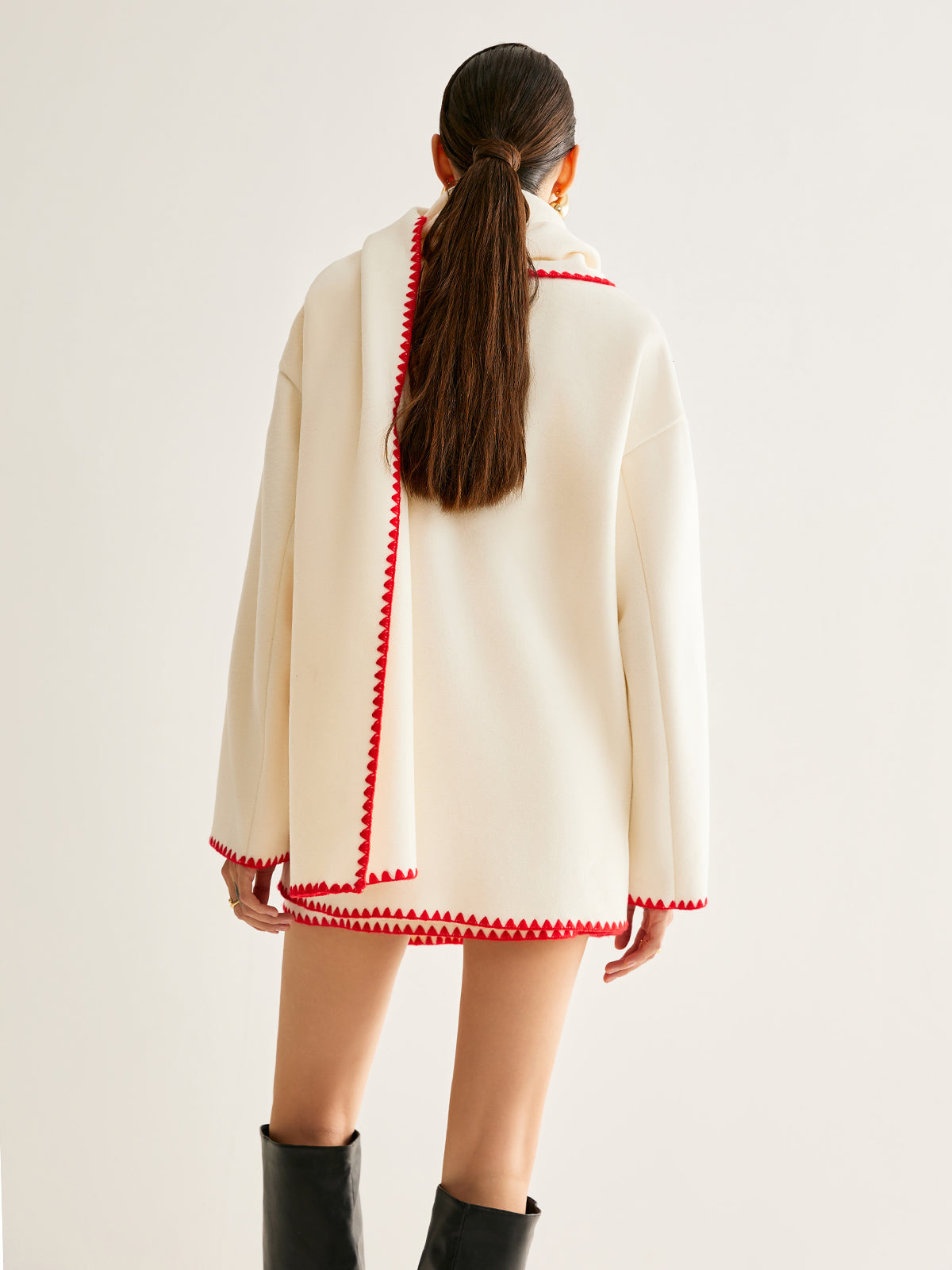 Manteau en tweed à bordures brodées avec écharpe assortie