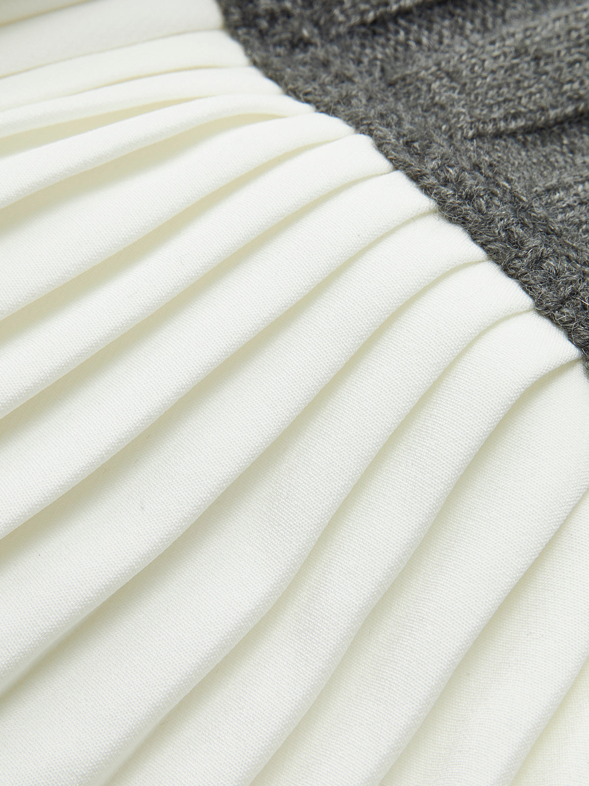 Zweifarbiger Faltenminirock