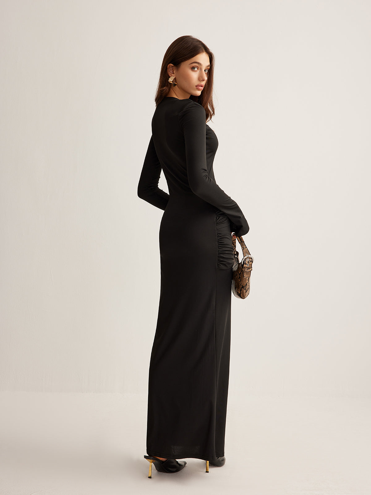 Jerseykleid mit Metallringen und Falten