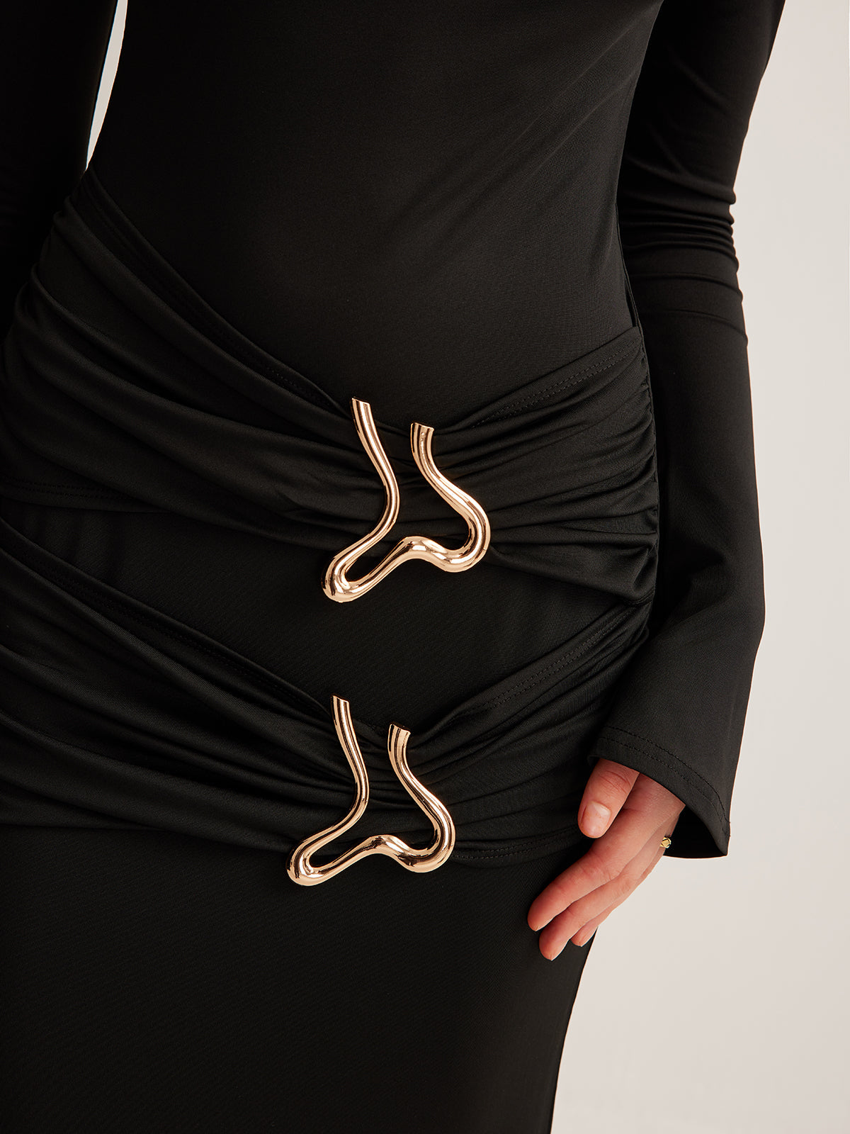 Jerseykleid mit Metallringen und Falten