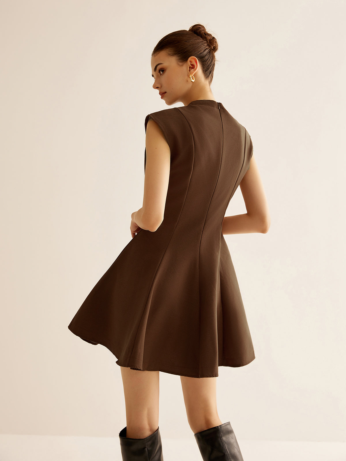 Tankkleid mit Falten, Paspelierung und Reißverschluss