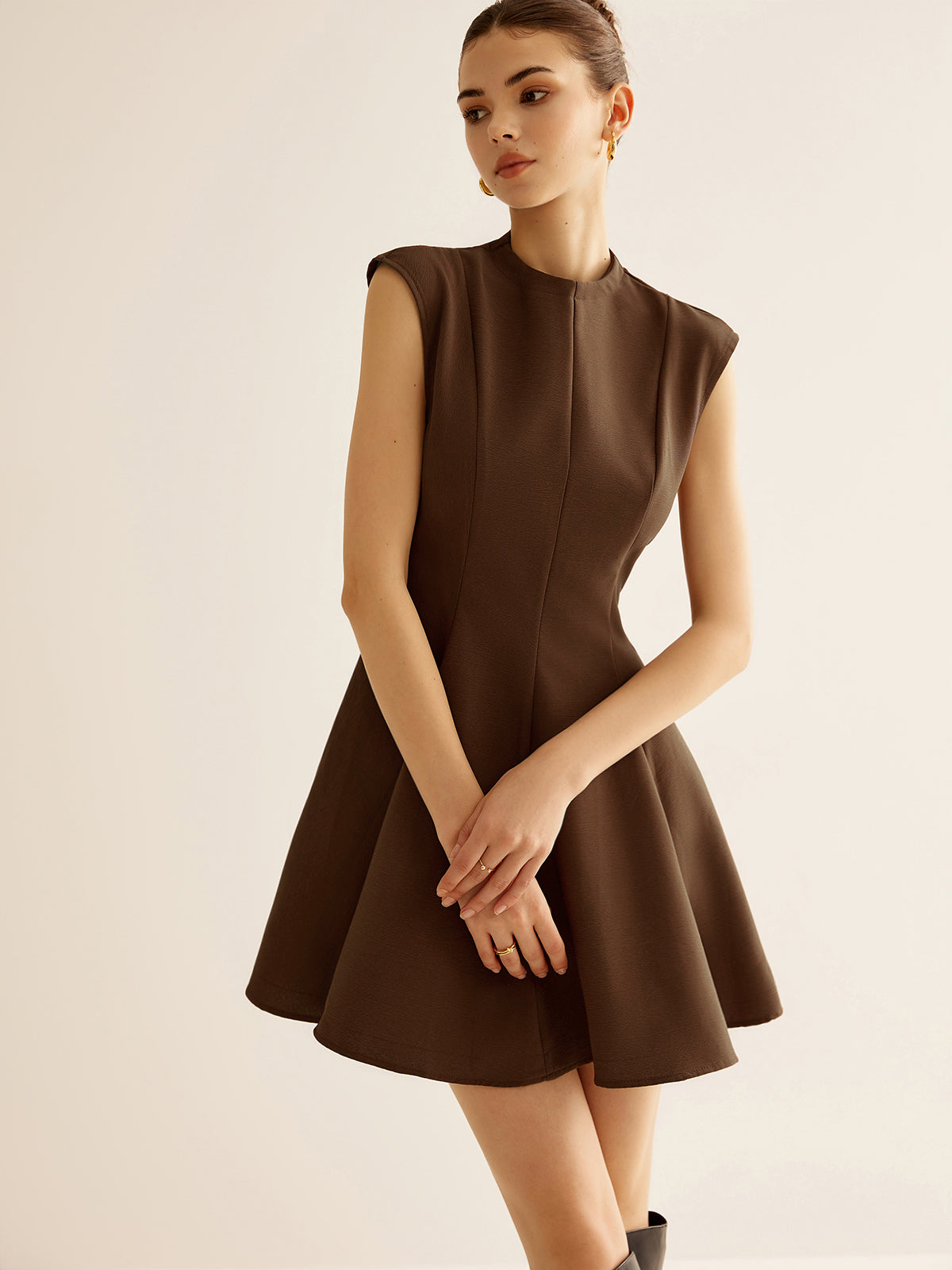 Tankkleid mit Falten, Paspelierung und Reißverschluss