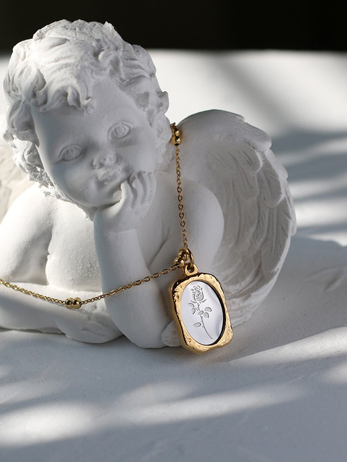 Collier pendentif carré rose en relief