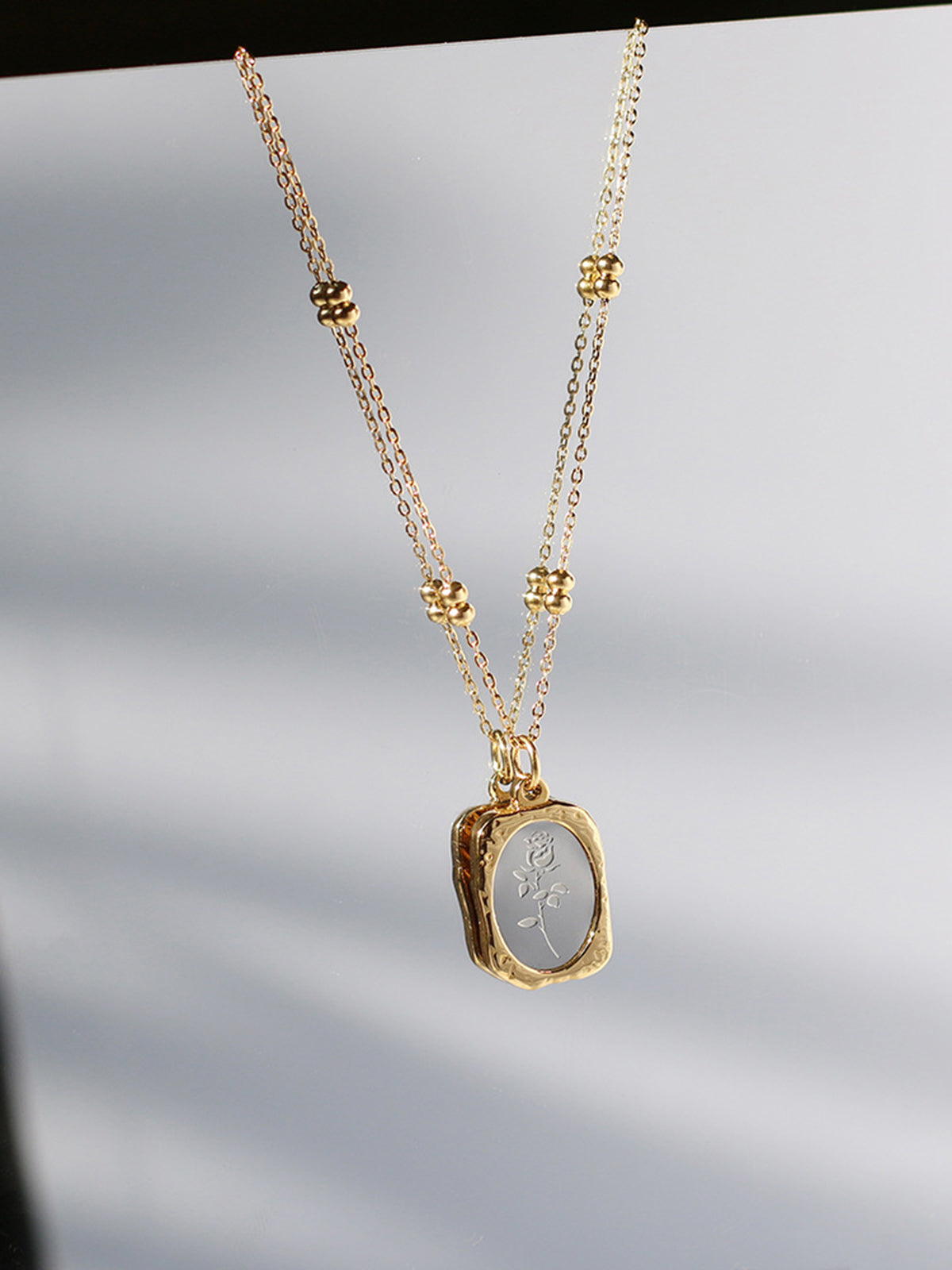 Collier pendentif carré rose en relief