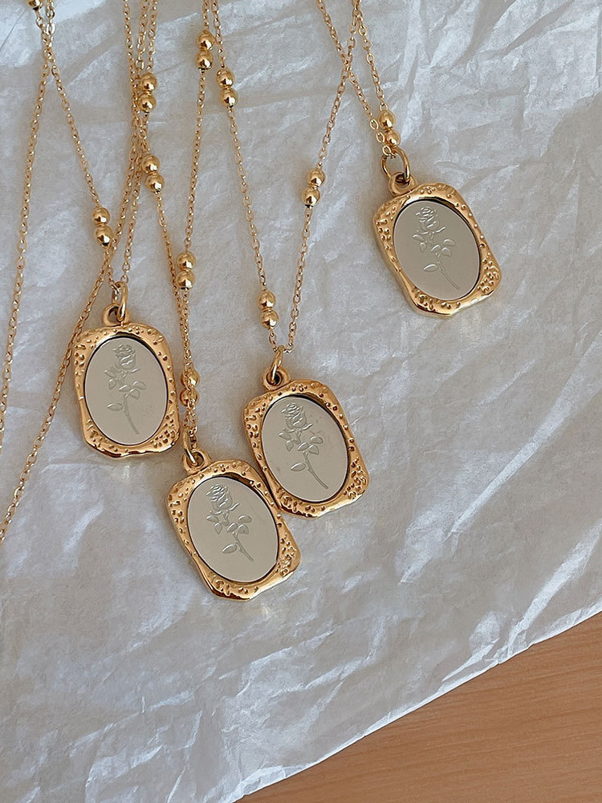 Collier pendentif carré rose en relief