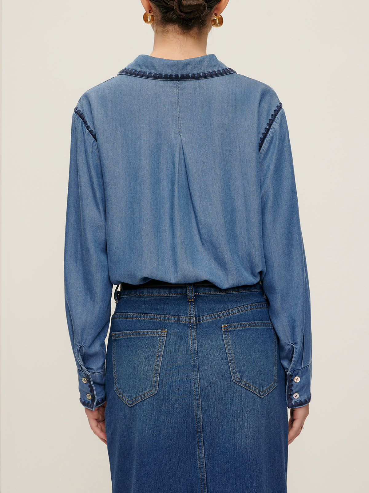 Jeanshemd mit besticktem Revers