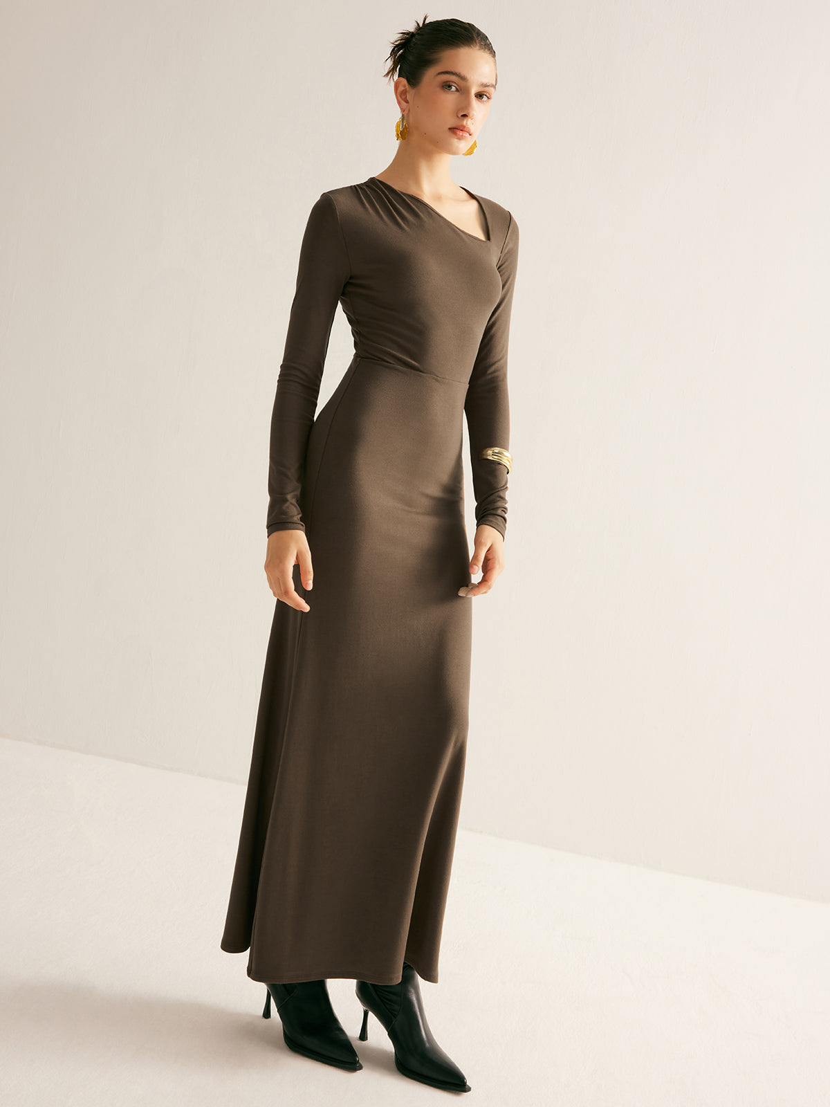 Robe longue unie à col asymétrique