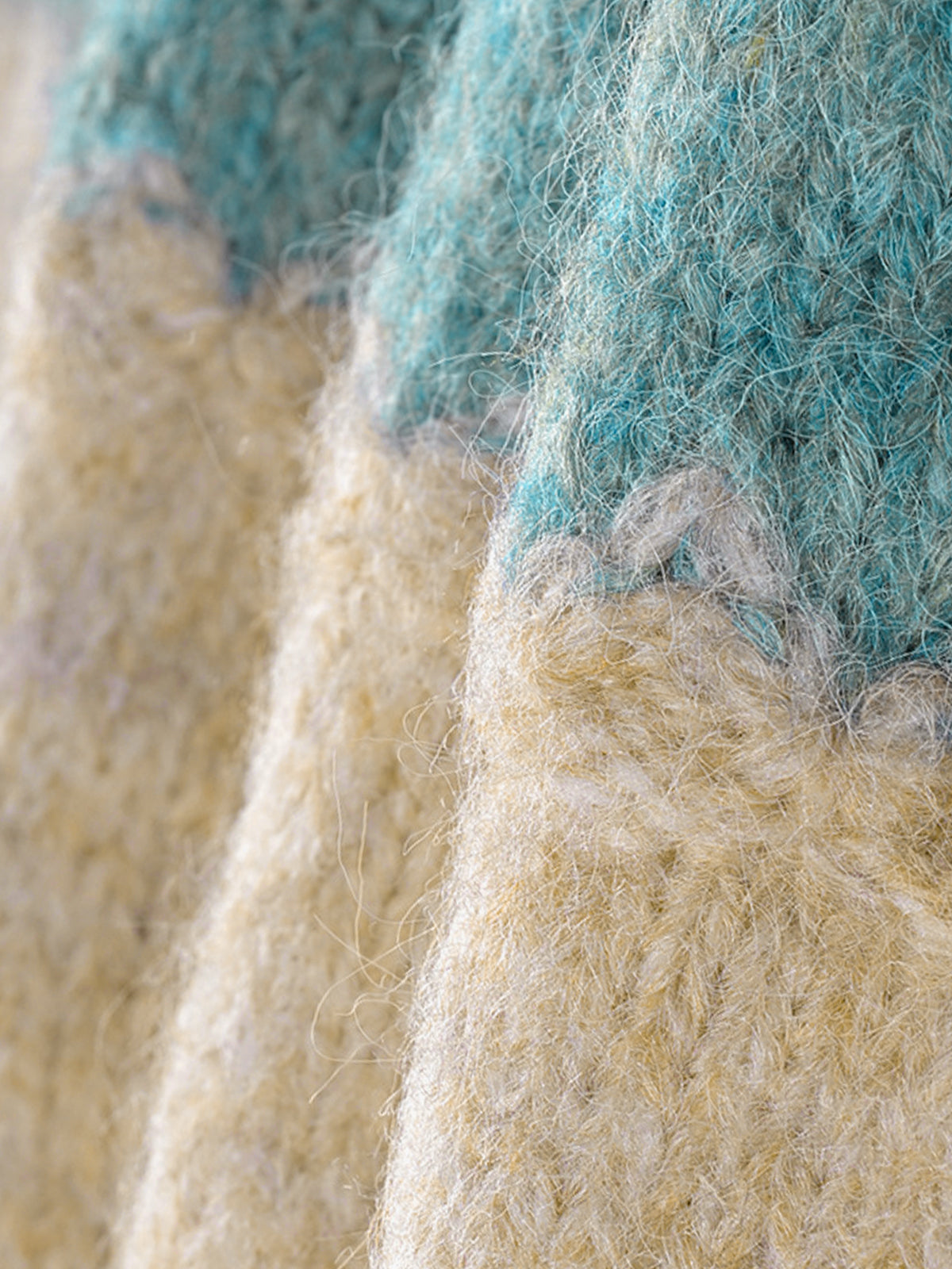 Gilet fleuri au crochet à blocs de couleur