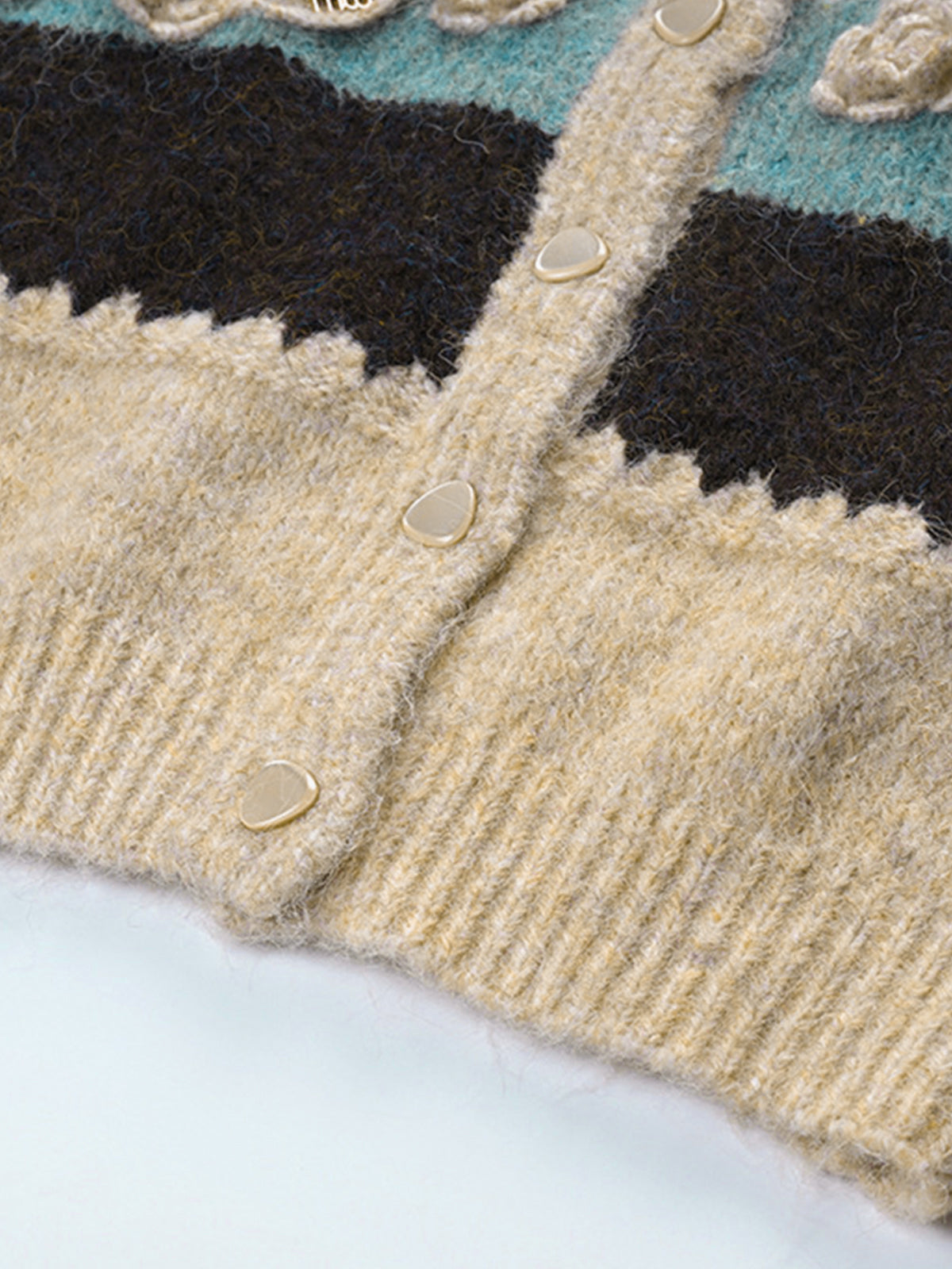 Gilet fleuri au crochet à blocs de couleur