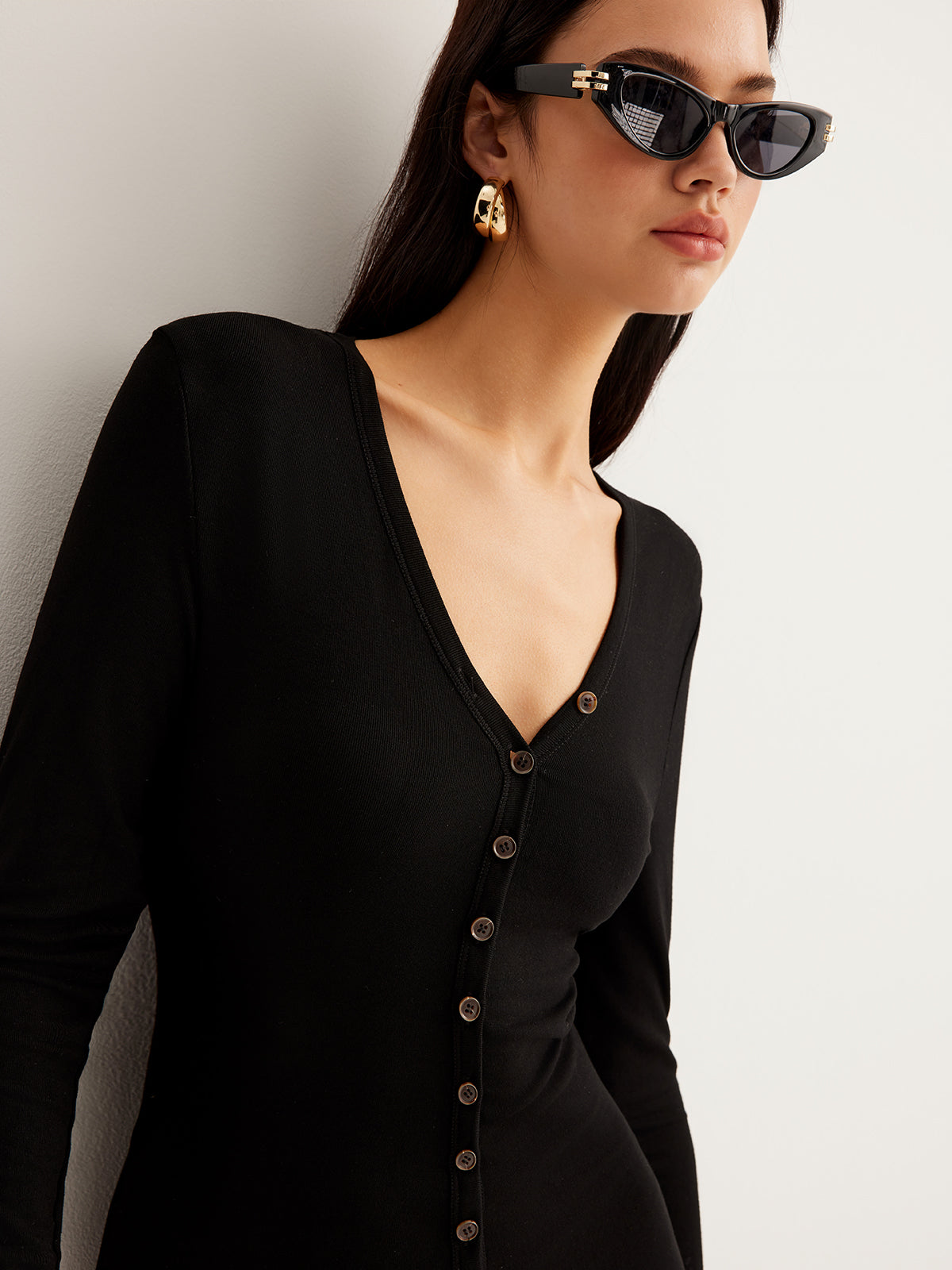 Robe longue cintrée à col V et boutons