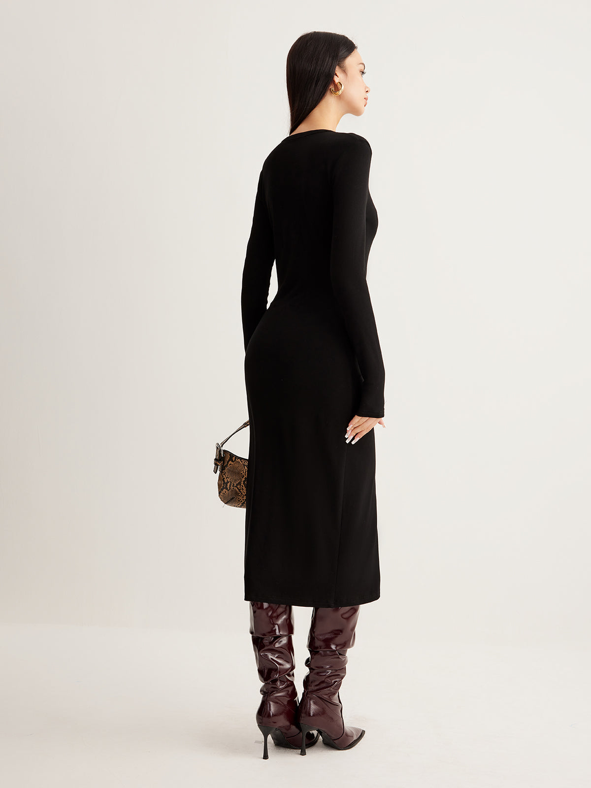 Robe longue cintrée à col V et boutons