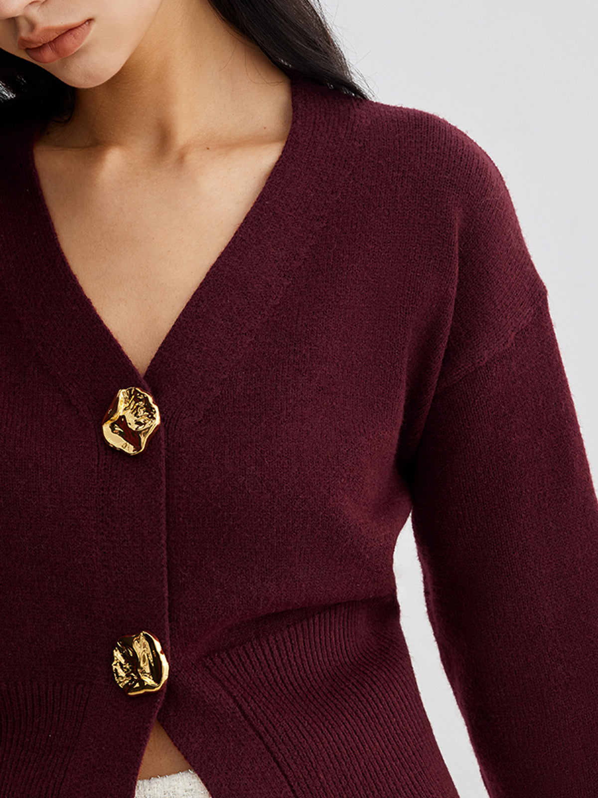 Elegante kurze Strickjacke mit Metallknöpfen