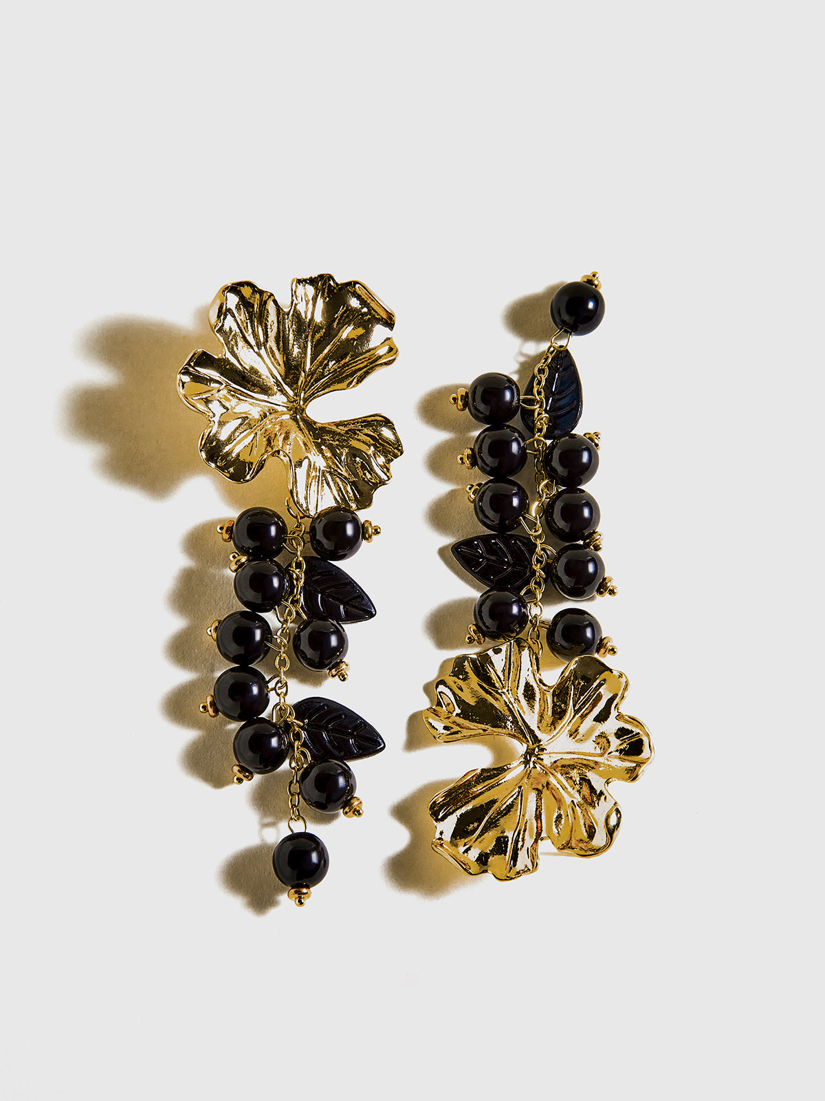 Boucles d'oreilles à pompon en métal avec perles et fleurs