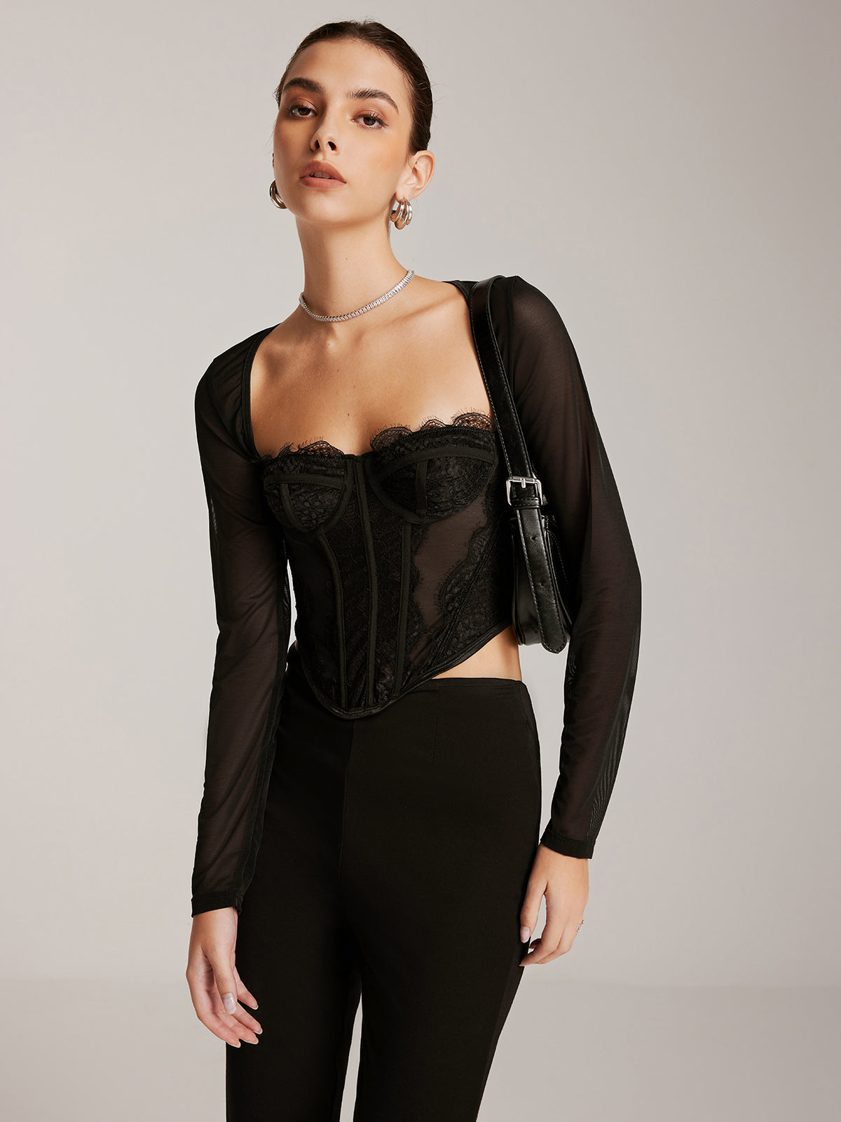 T-shirt moulant en dentelle transparente à manches longues et décolleté cœur