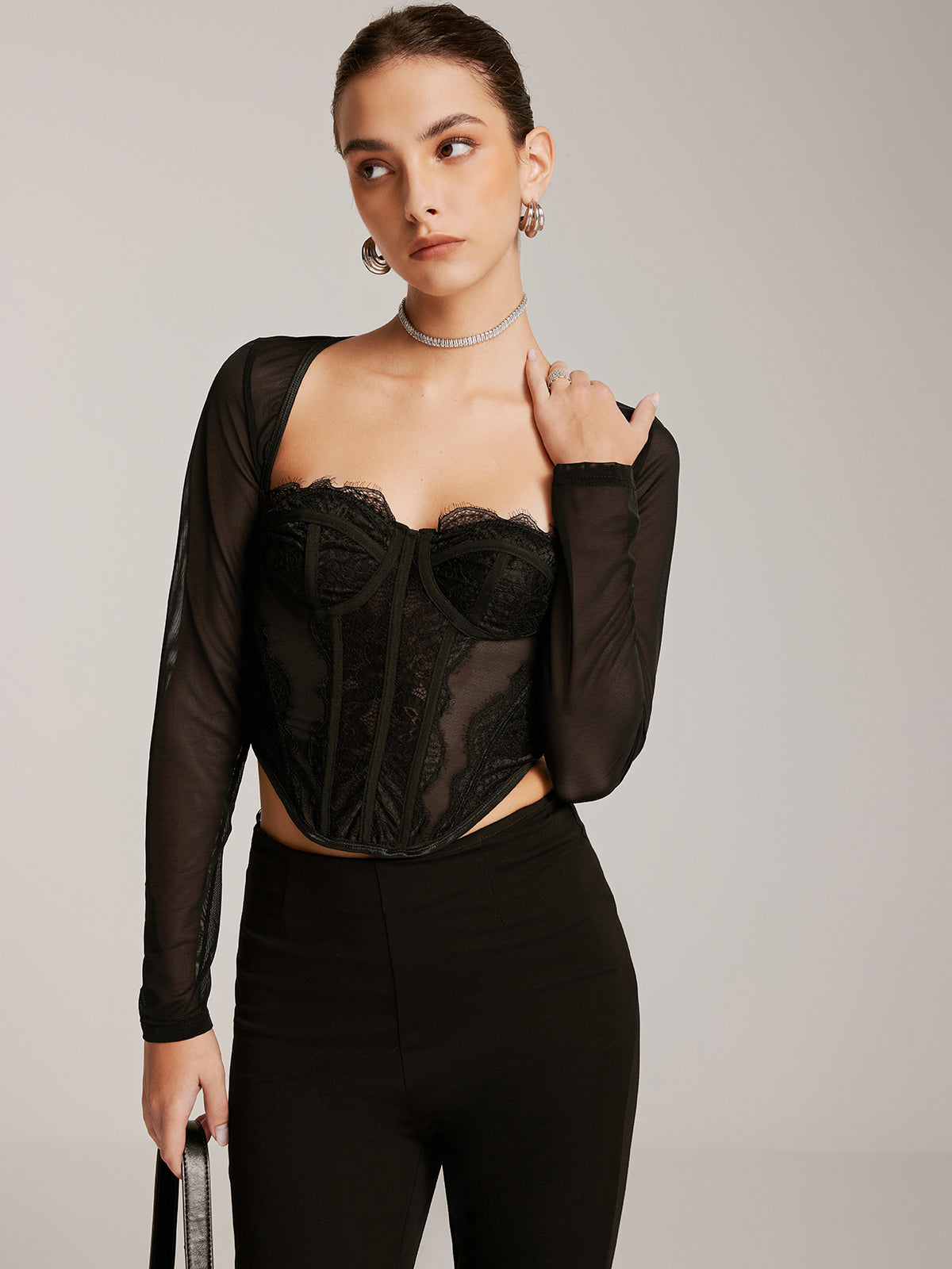 T-shirt moulant en dentelle transparente à manches longues et décolleté cœur