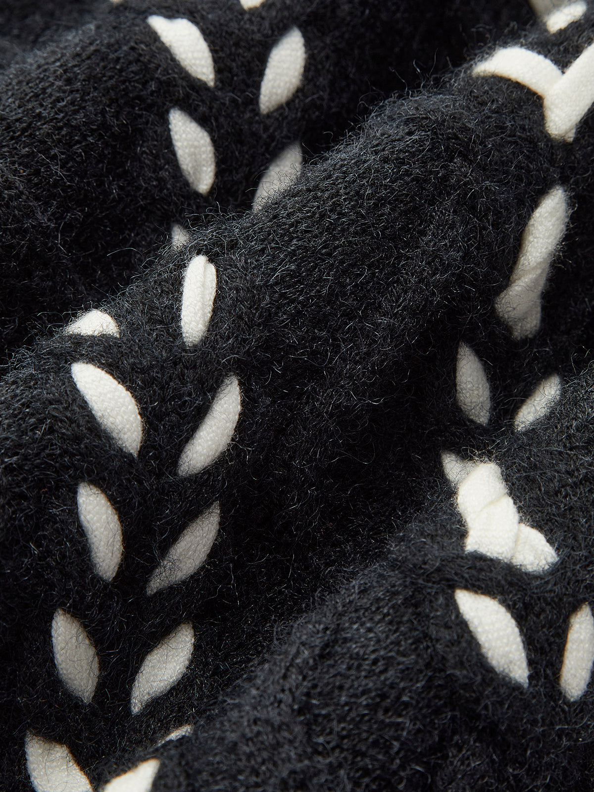 Pull torsadé à bordure contrastée