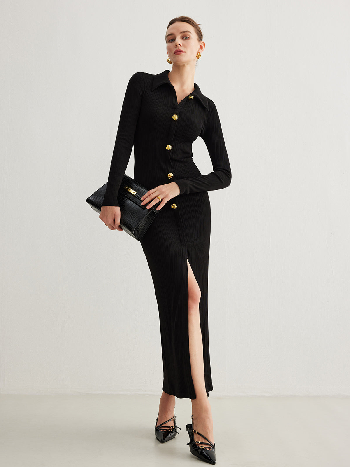 Kleid mit Metallknöpfen und geteiltem Revers