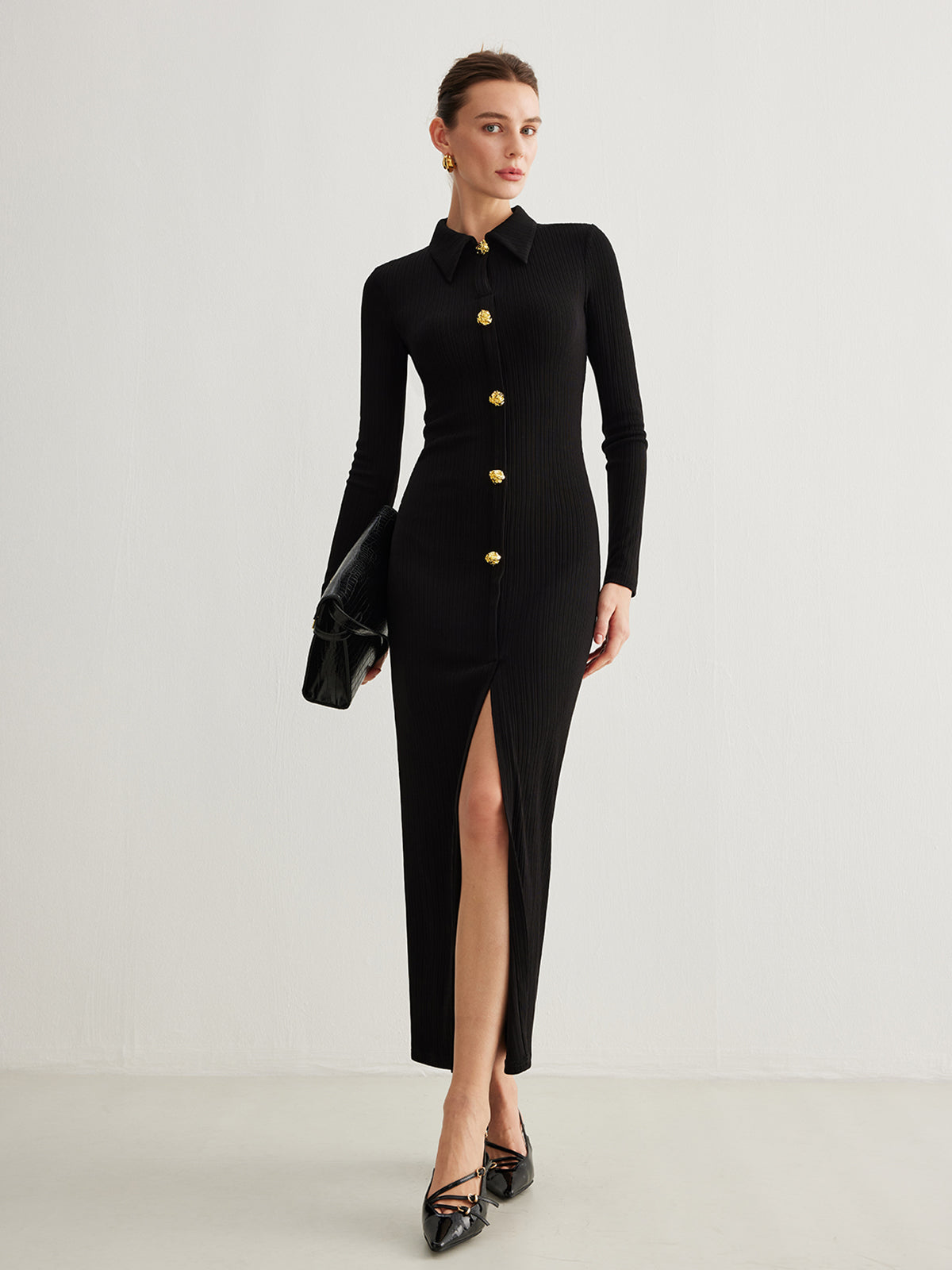 Kleid mit Metallknöpfen und geteiltem Revers