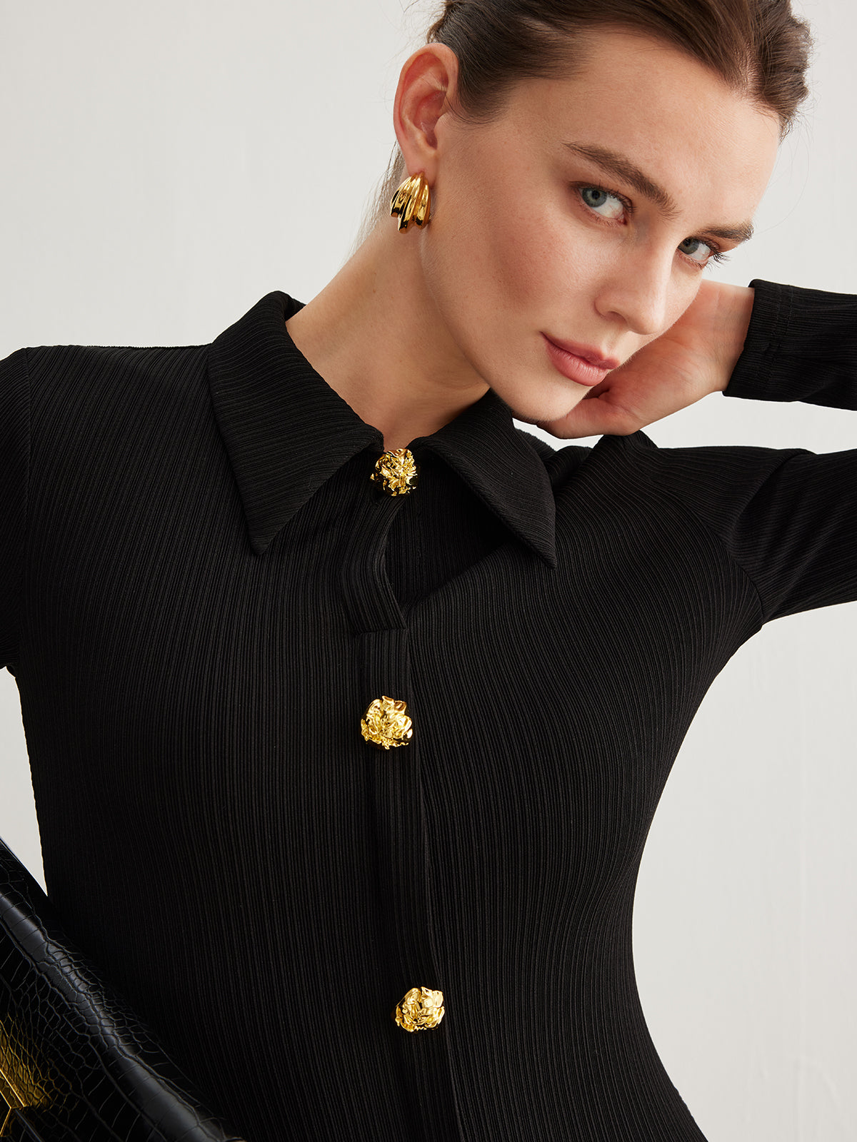 Kleid mit Metallknöpfen und geteiltem Revers