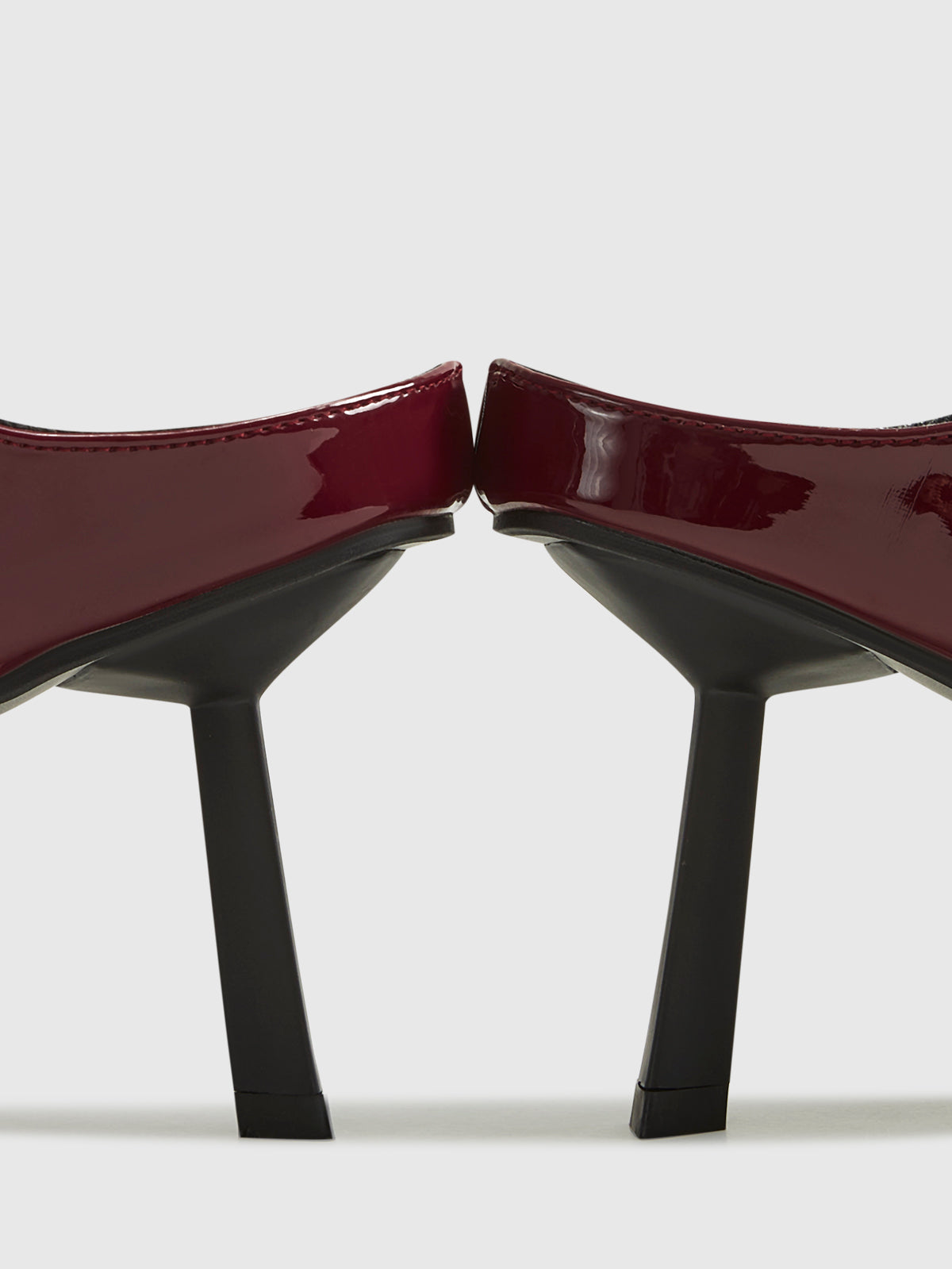 Escarpins à bout pointu et bride arrière