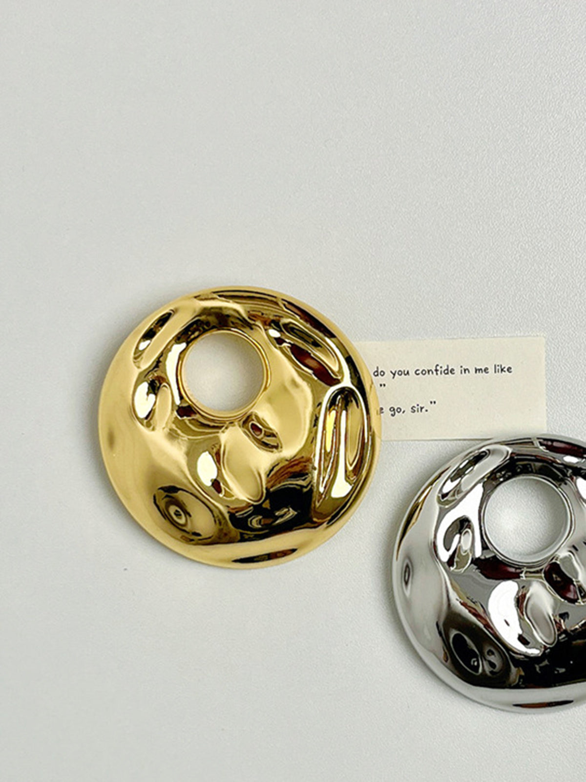 Schlaglöcher Hohlreifen-Brosche