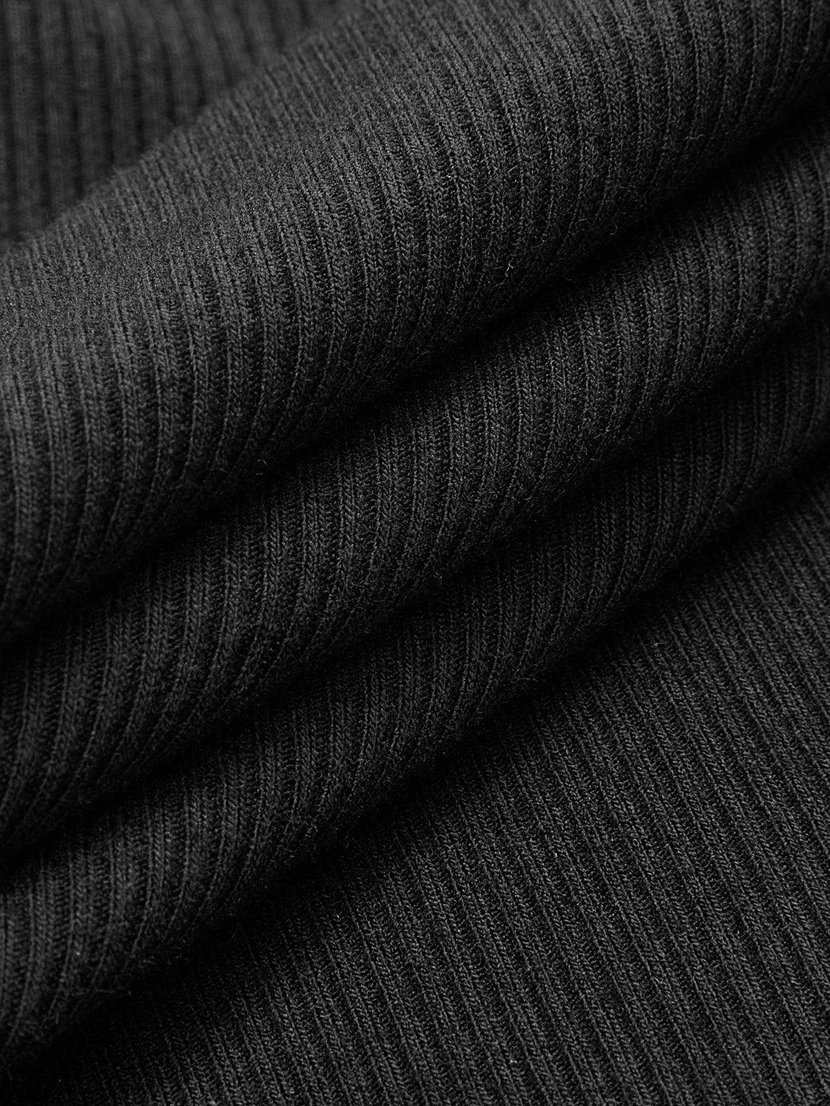 schulterfreies, fließendes Strickkleid