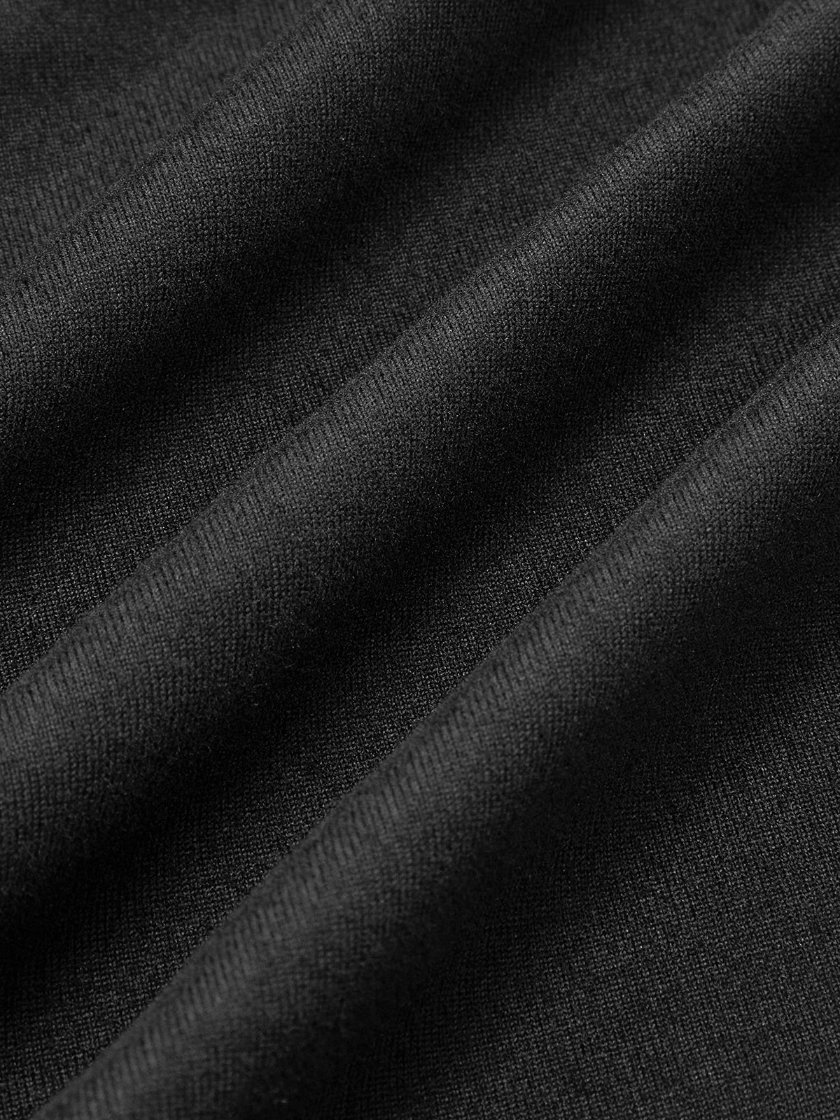 Jerseykleid mit geraden Schultern und abgerundeter Taille