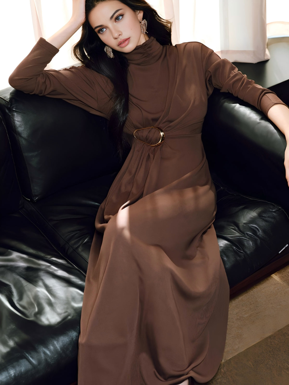 Langes Kleid mit Rollkragen, Knoten und Falten