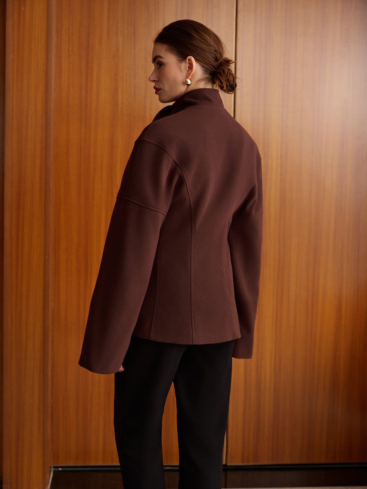 Manteau uni à boutons métalliques avec écharpe