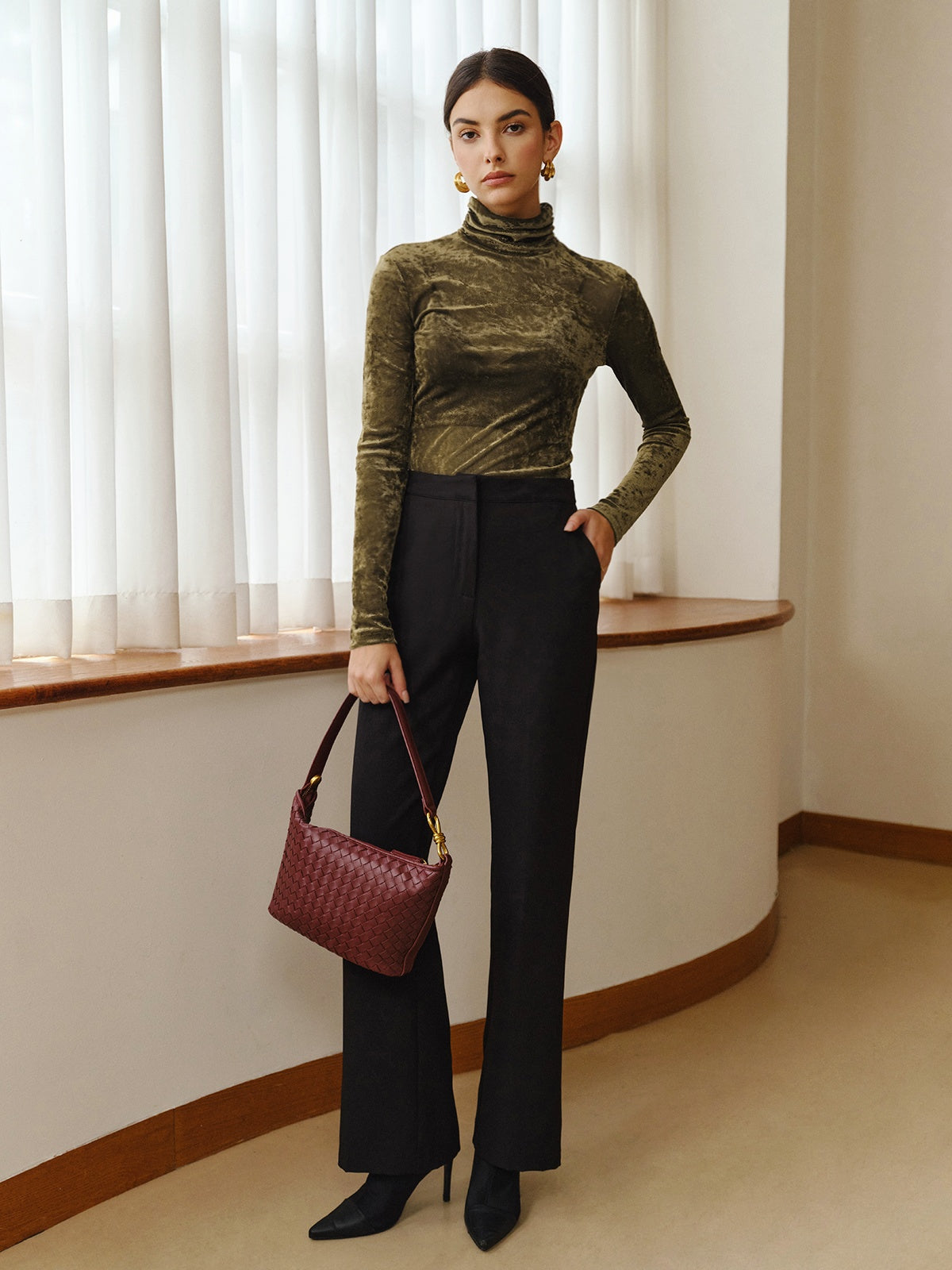 Halbtransparentes Samttop mit Rollkragen