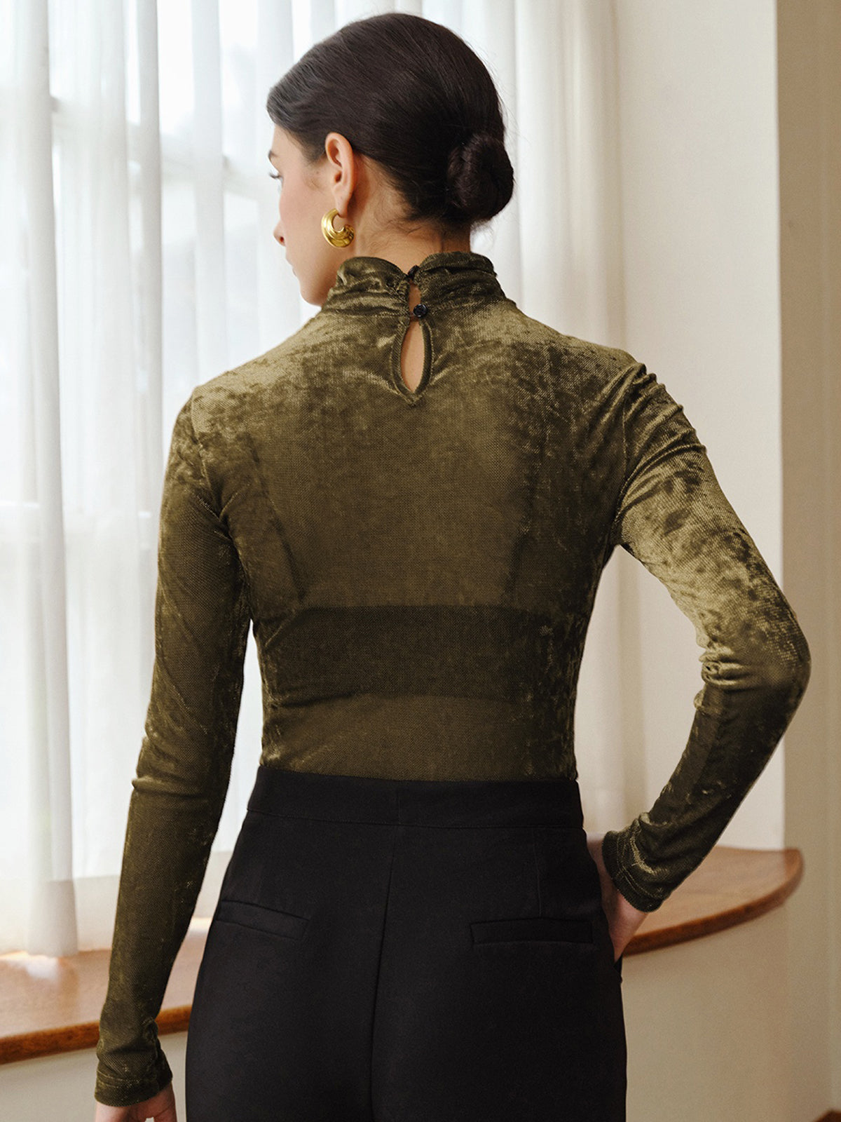 Halbtransparentes Samttop mit Rollkragen