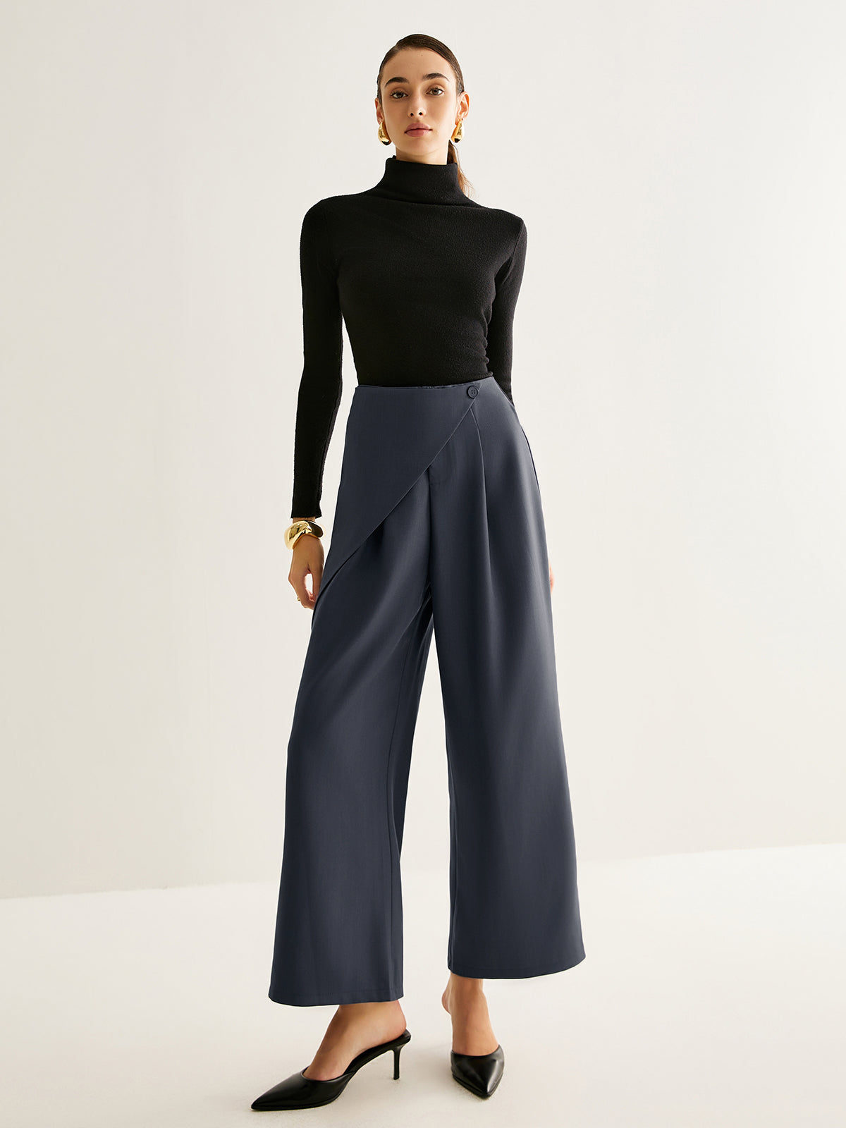 Asymmetrische Hose mit weitem Bein