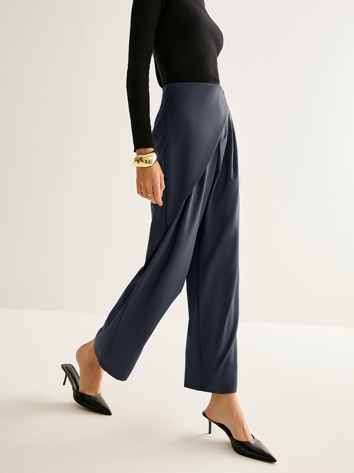 Asymmetrische Hose mit weitem Bein