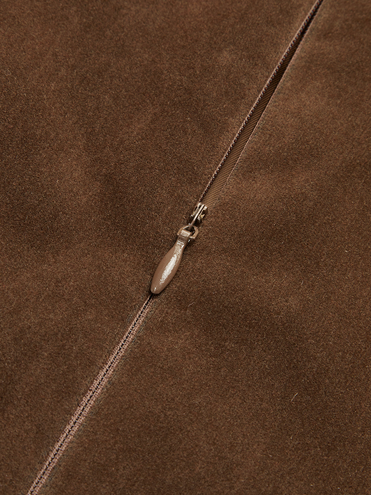 Kleid mit V-Ausschnitt und kurzen Ärmeln in Wildlederoptik