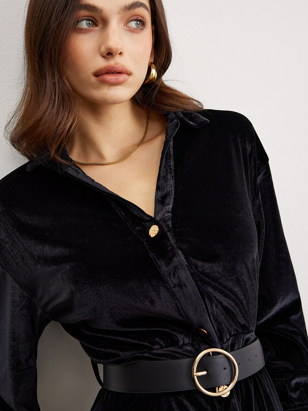 Samtkleid mit Metallknopfgürtel