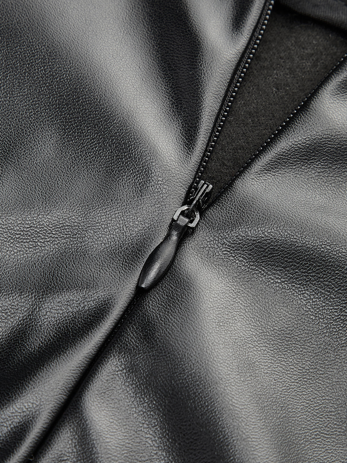 Rock mit Farbblock-Falten und Einsätzen aus Kunstleder