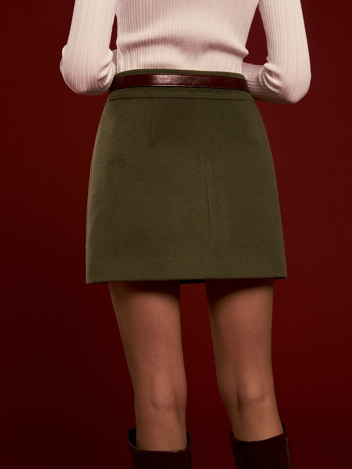 Hochtaillierter A-Linien-Rock ohne Gürtel