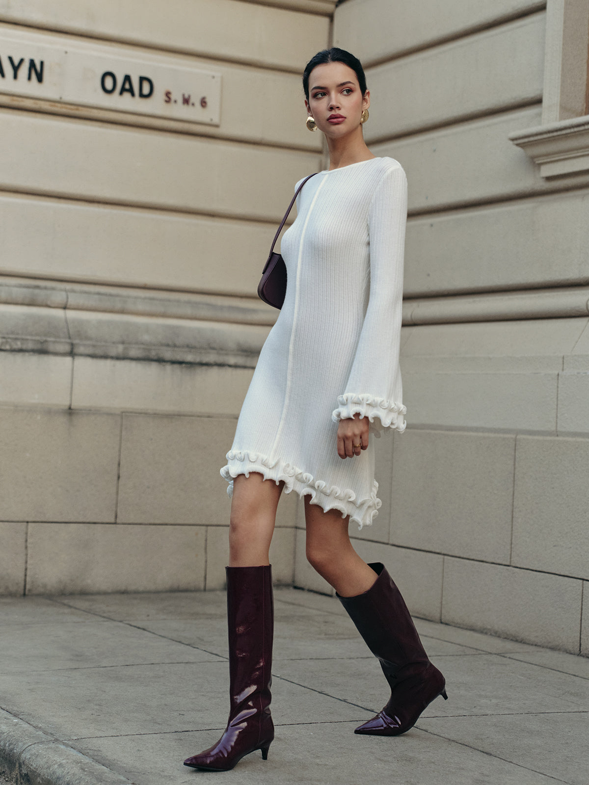 Strickkleid mit Glockenärmeln und Rüschenbesatz