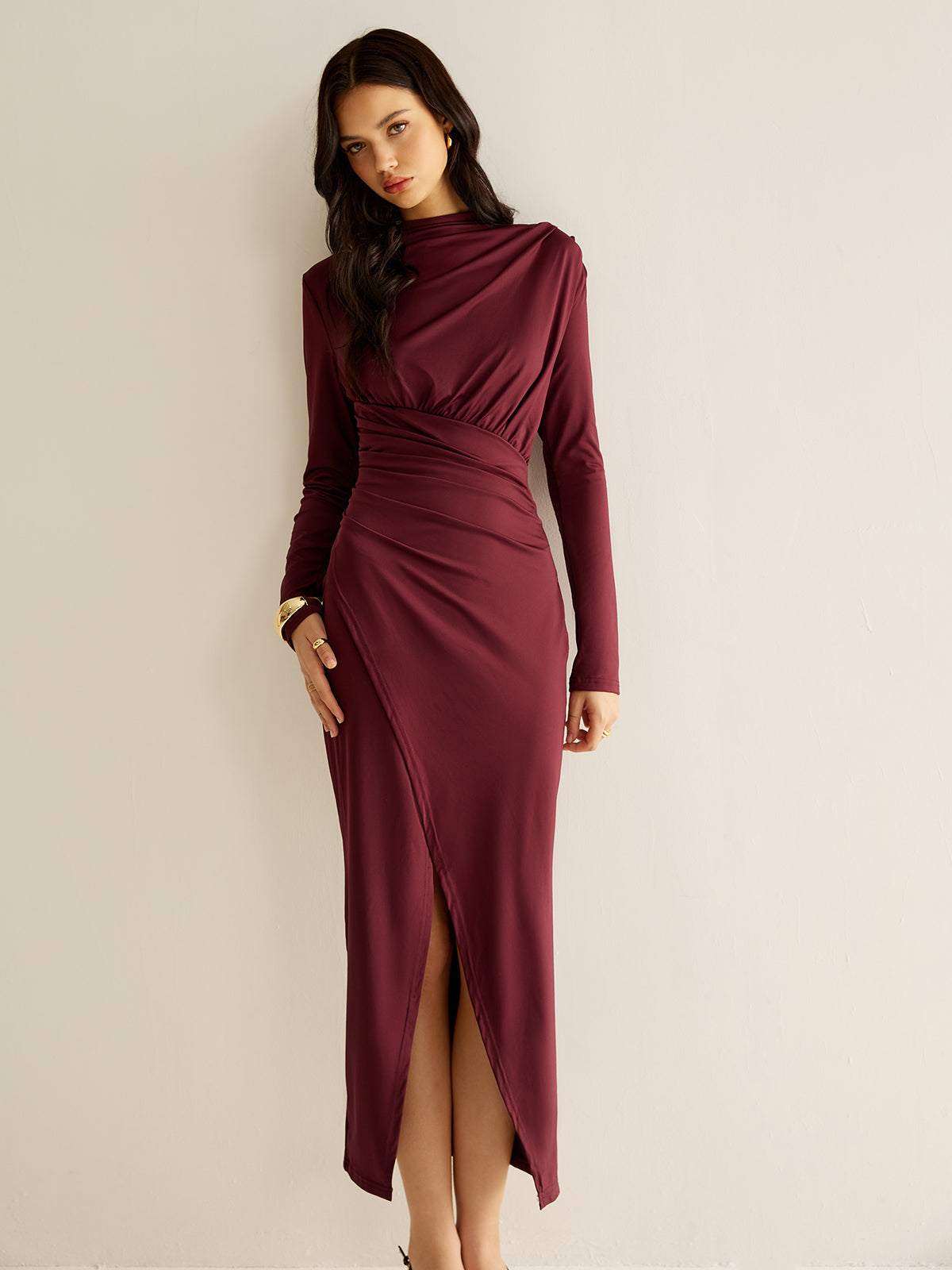 Elegantes plissiertes Kleid mit Schlitz