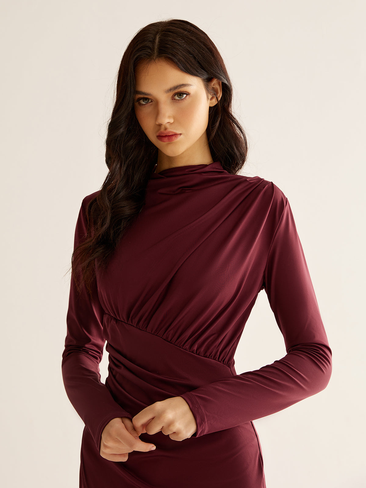 Elegantes plissiertes Kleid mit Schlitz