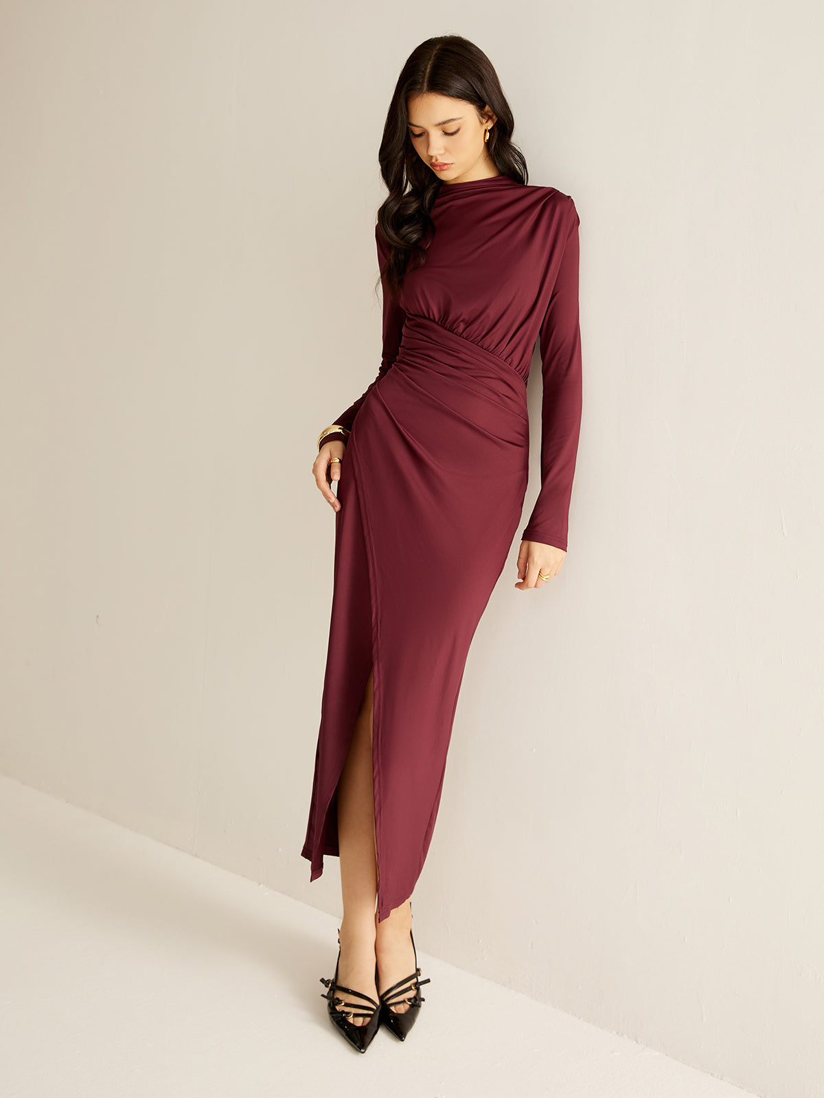 Elegantes plissiertes Kleid mit Schlitz