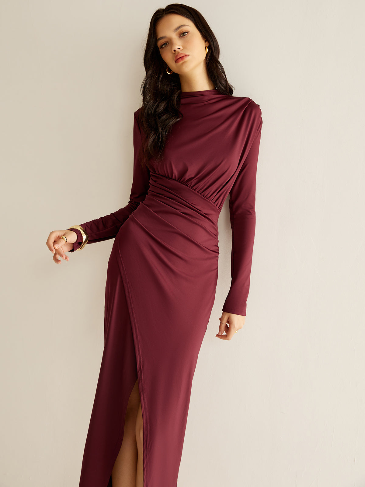 Elegantes plissiertes Kleid mit Schlitz