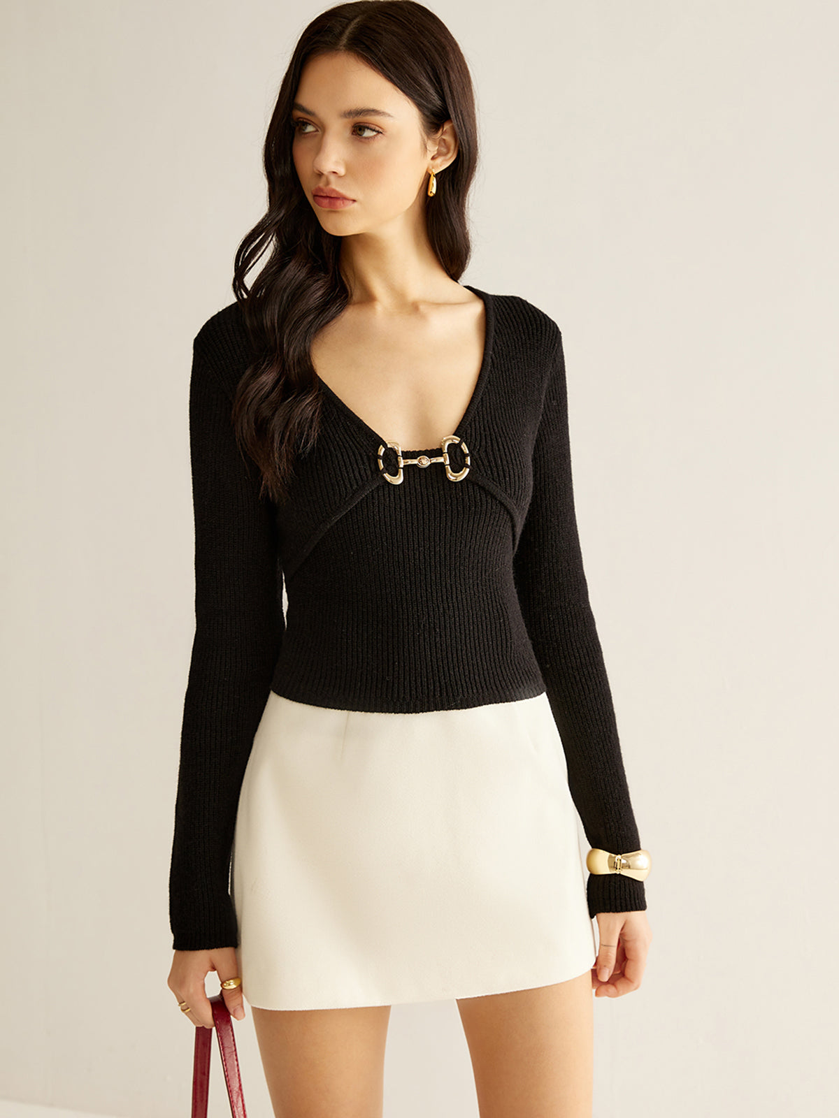 Pull à col en V avec détails métalliques